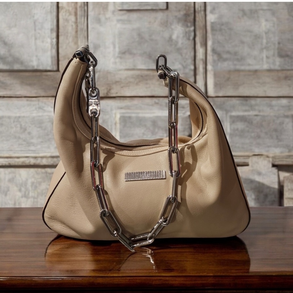 Gucci Cream Shoulder Bag with Chunky Chain Detail